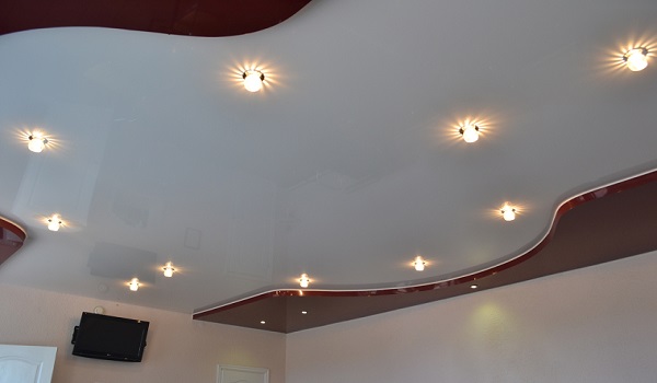 Потолок 15 кв.м. со светильниками.