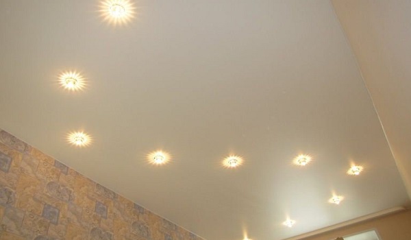 Koliko košta rastezljivi strop i kako možete uštedjeti na njegovoj kupnji