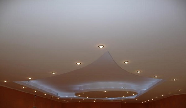 Потолок 35 кв.м. со светильниками.