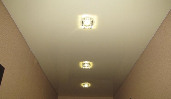 Потолок 3 кв.м. c 3 светильниками.