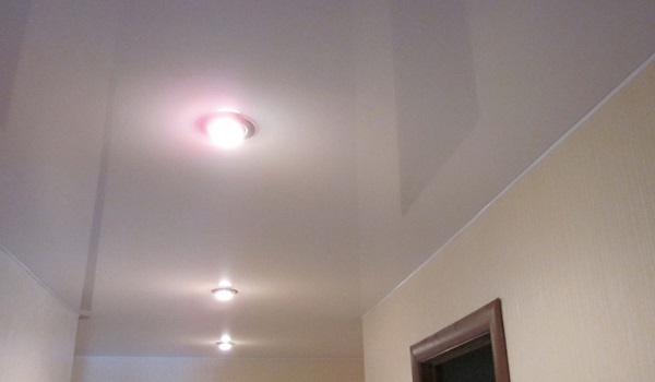 Потолок 4 кв.м. с 3 светильниками.