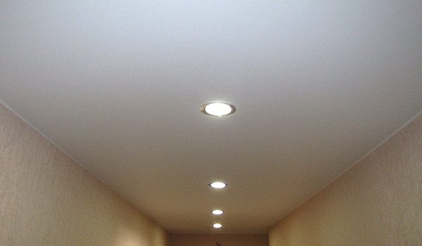 Потолок 5 кв.м. с 4 светильниками.