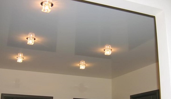 Потолок 6 кв.м. с 5 светильниками.