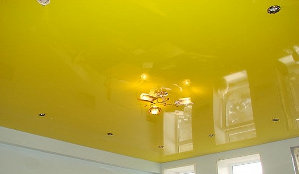Желтый натяжной потолок