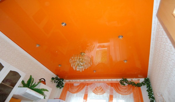 цветной потолок 