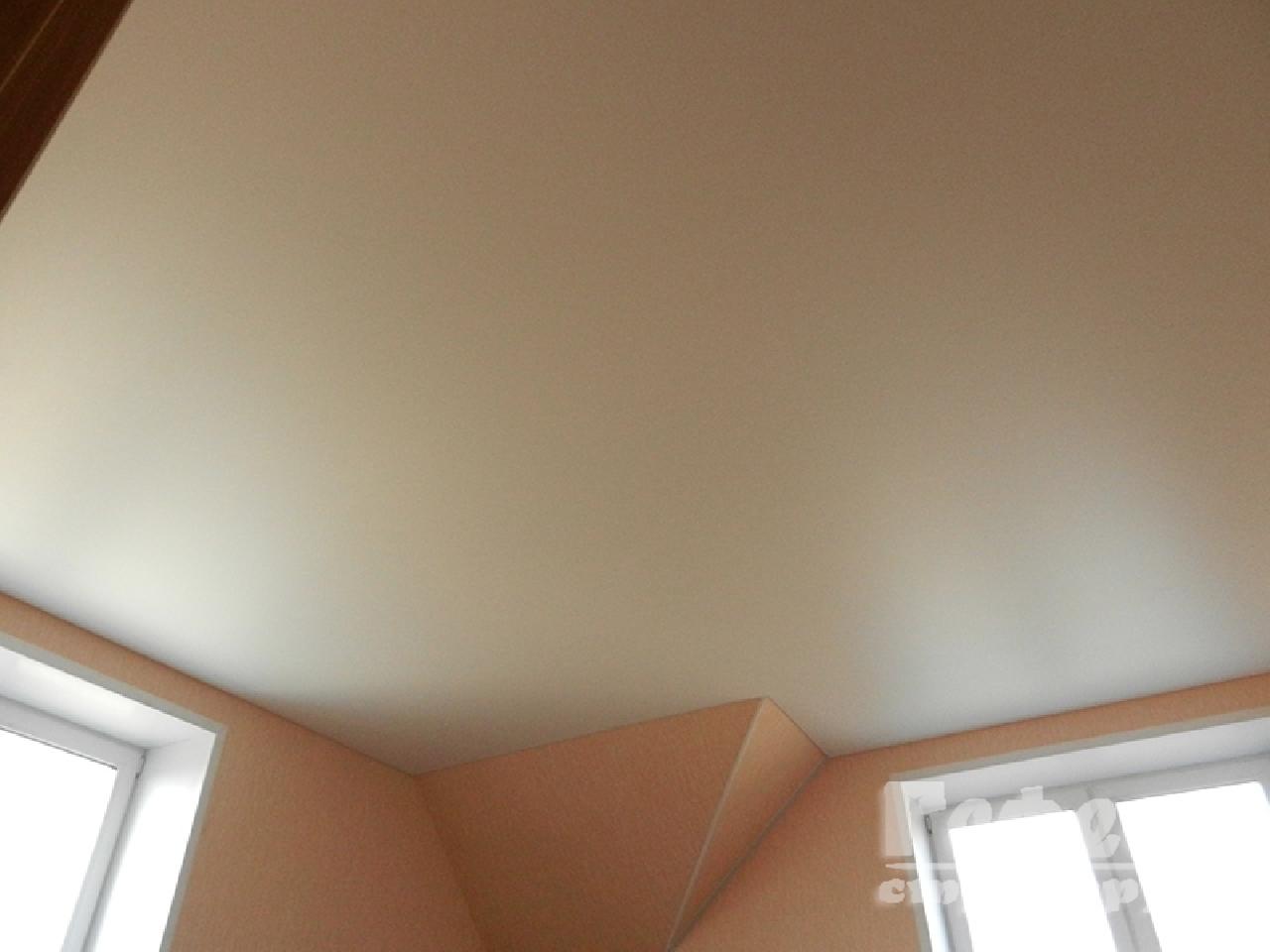 натяжной потолок сатин белый фото