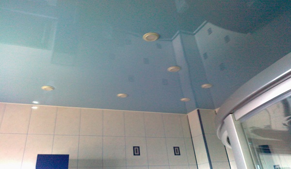 натяжной потолок для ванны