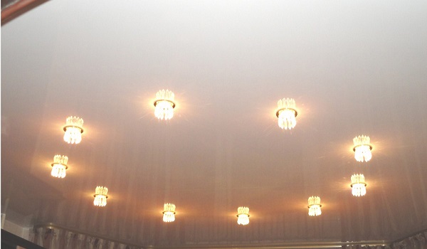 Натяжной потолок со светильниками
